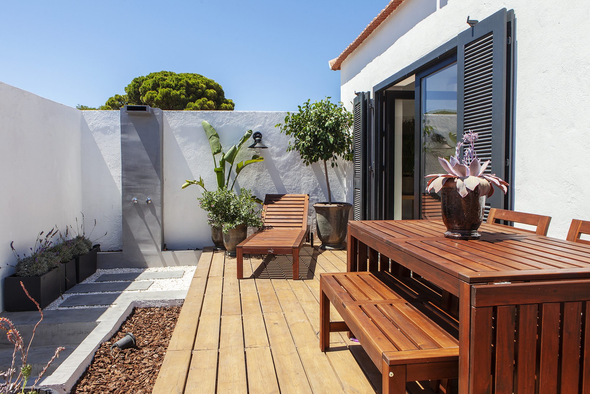 Terraço com deck de madeira e mesa ao ar livre