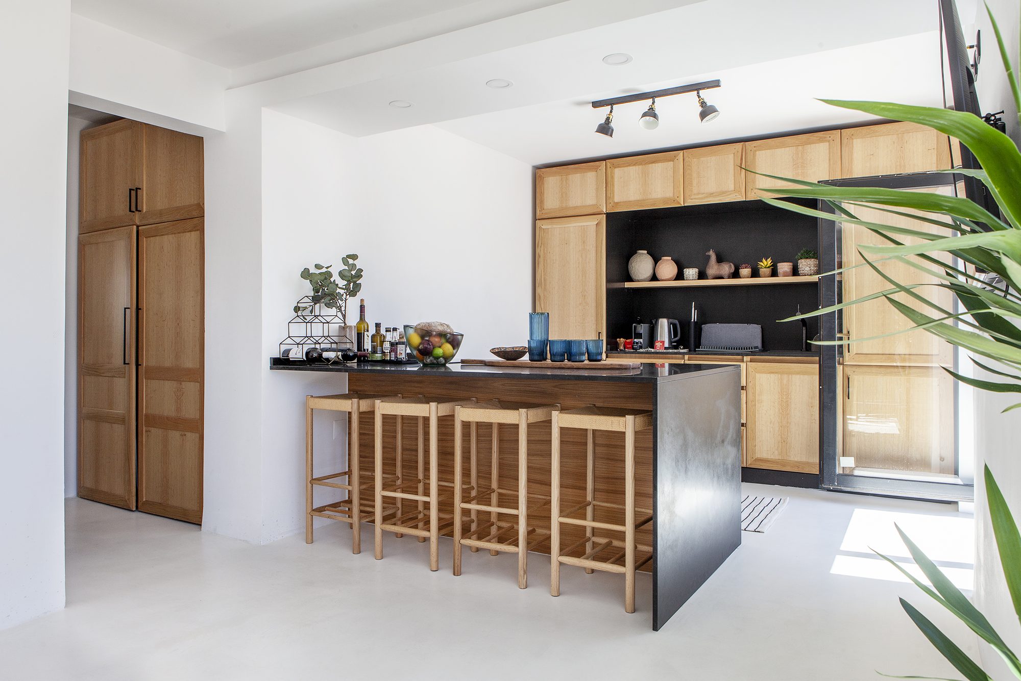 Cozinha com armários de madeira e bancada preta