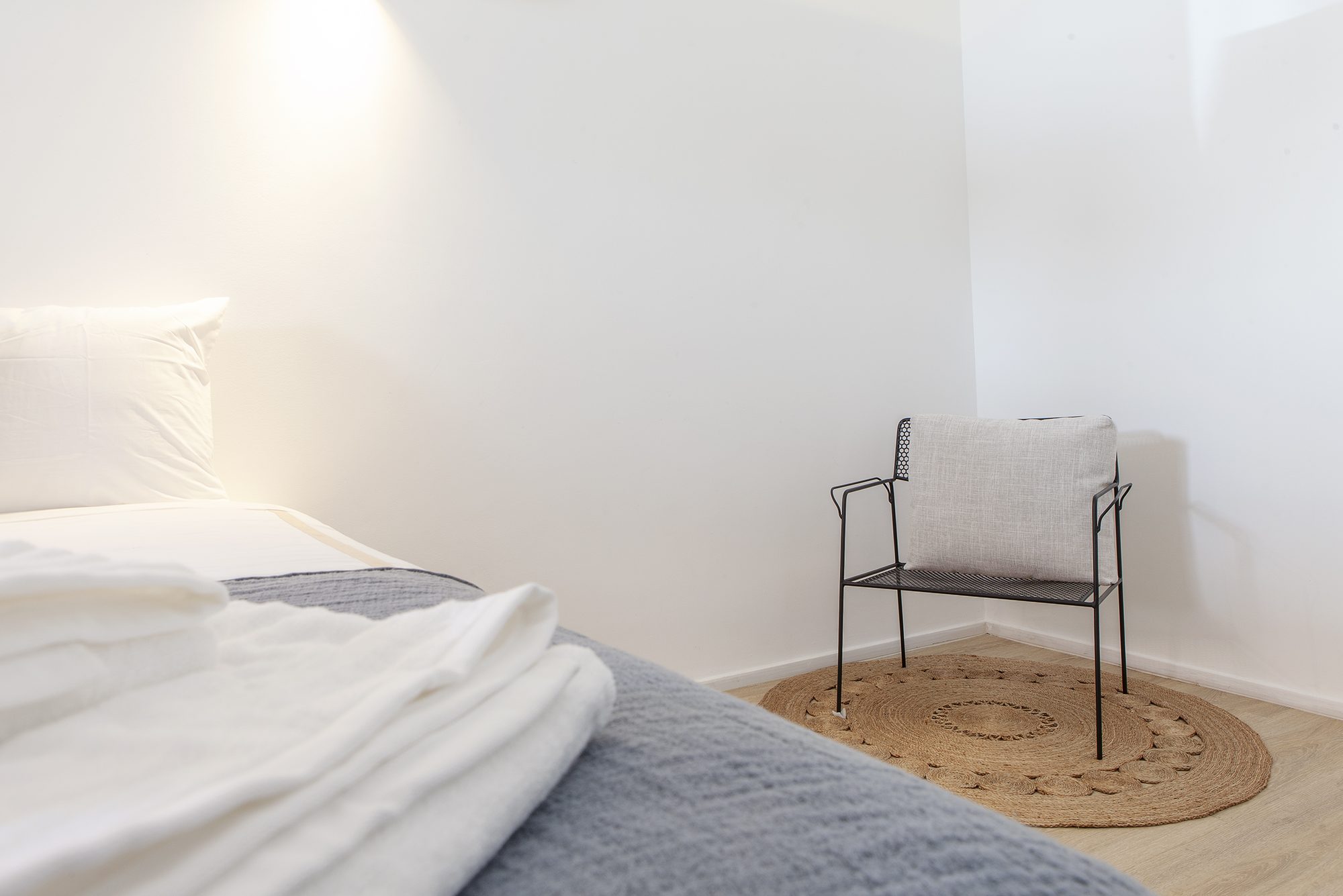 Quarto claro com roupa de cama branca