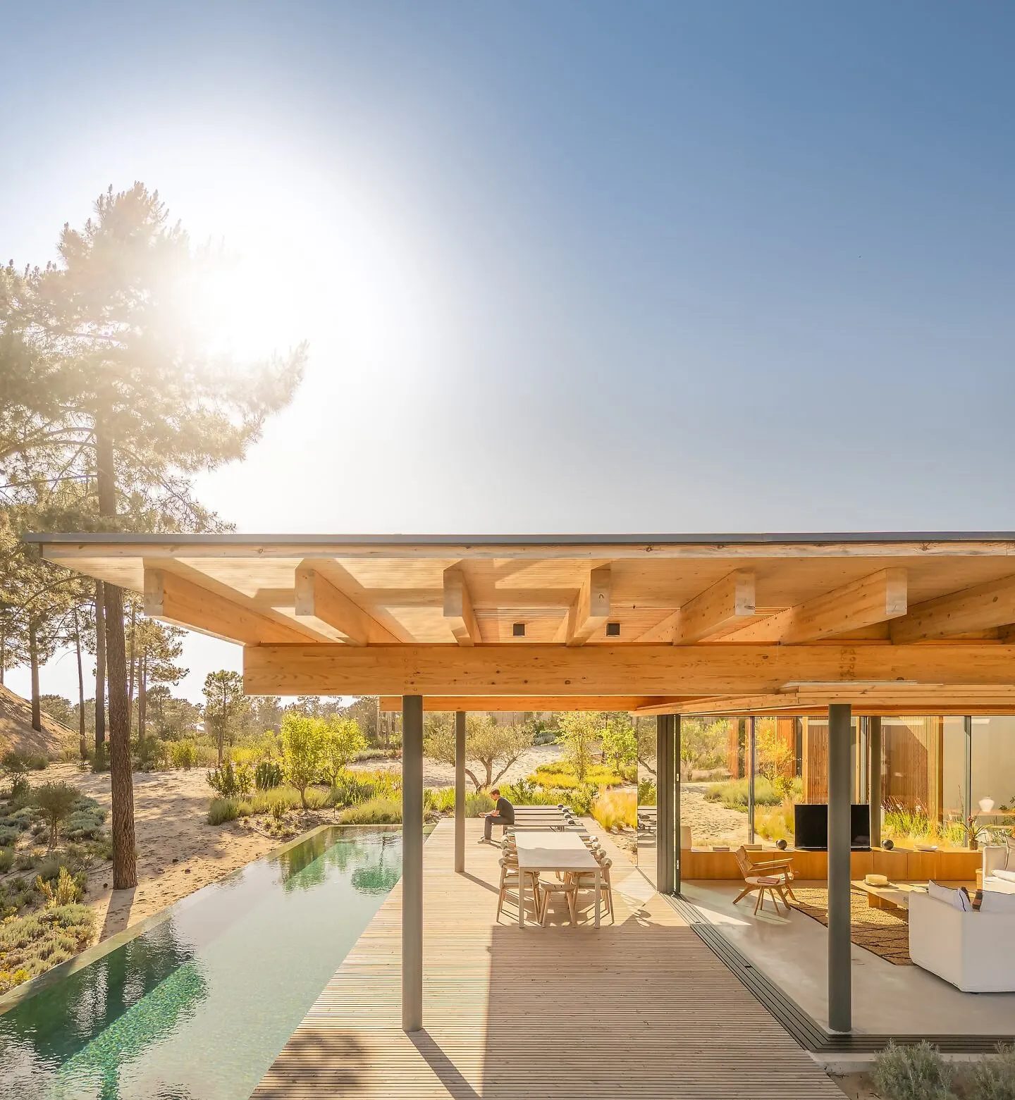 Pavilhão de estar aberto para a piscina