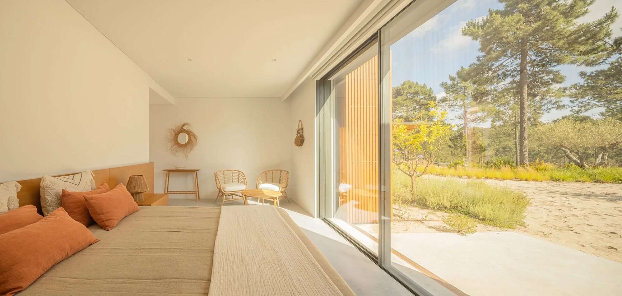 Quarto aberto para o jardim e a areia