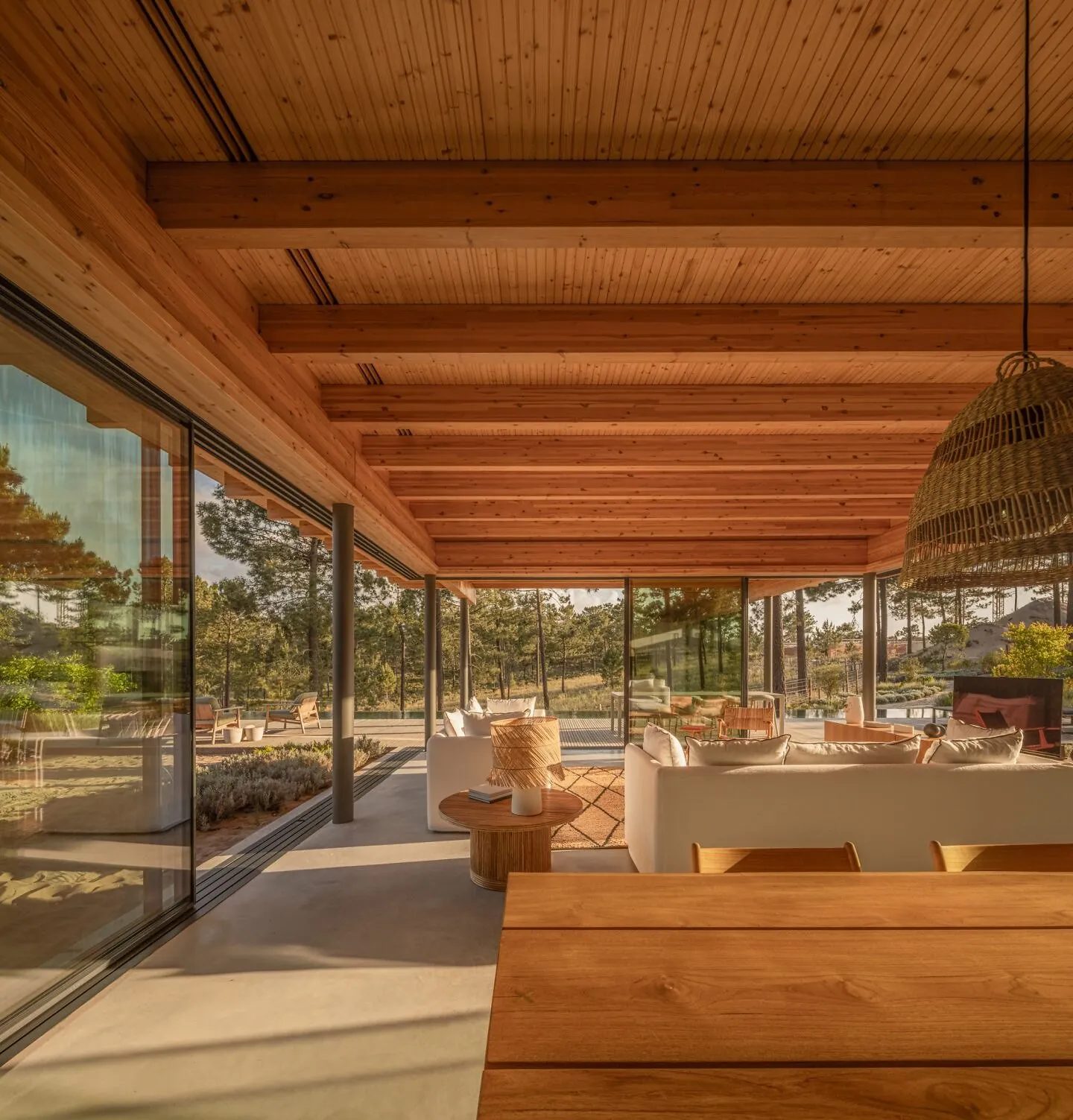 Sala com estrutura de madeira aparente e vidro