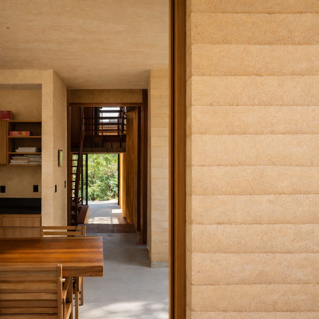 Cozinha da Casa Lupa em taipa, madeira e terrazzo